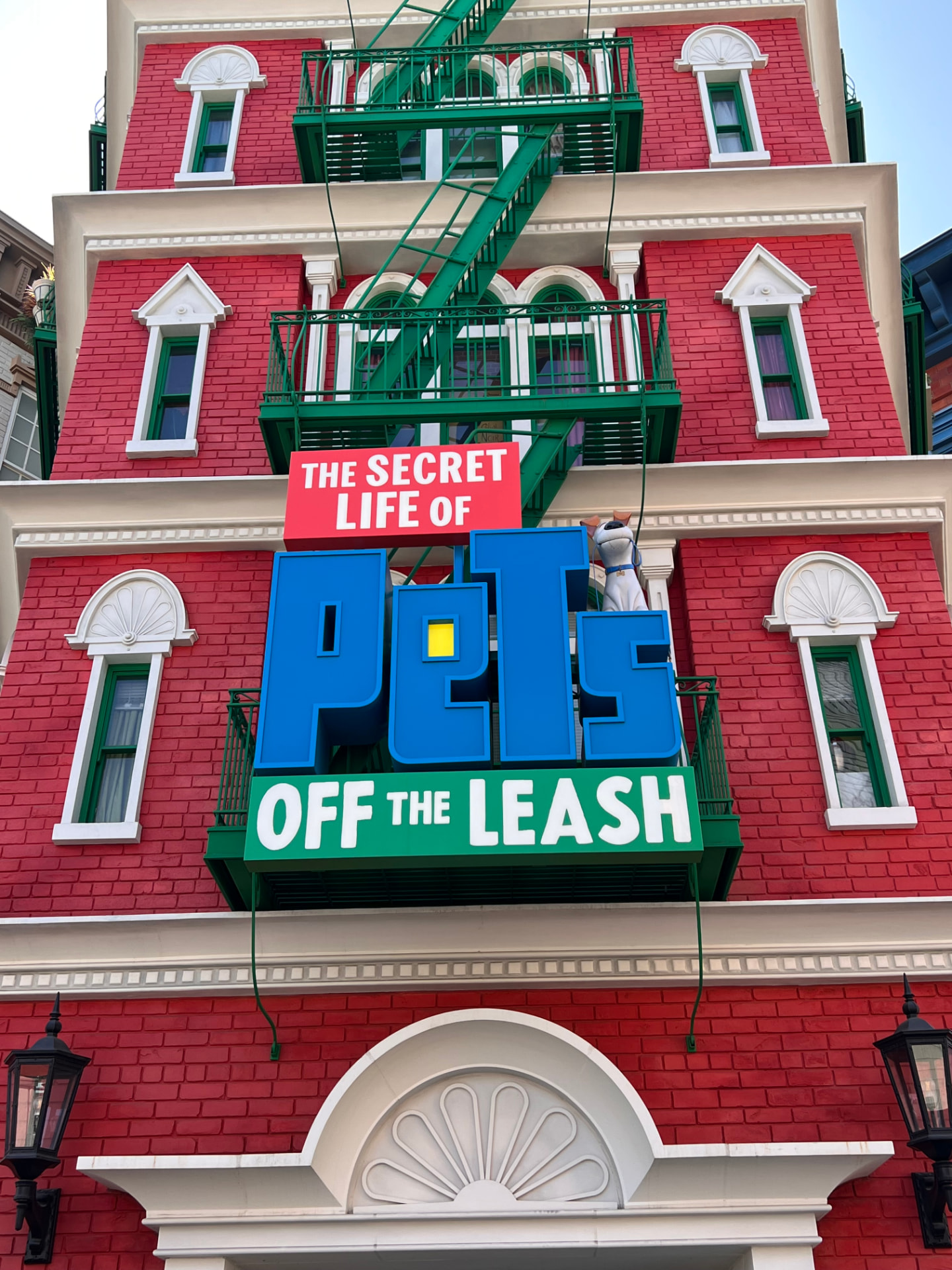 Red brick facade of The Secret Life of Pets: Off the Leash at Universal Studios Hollywood